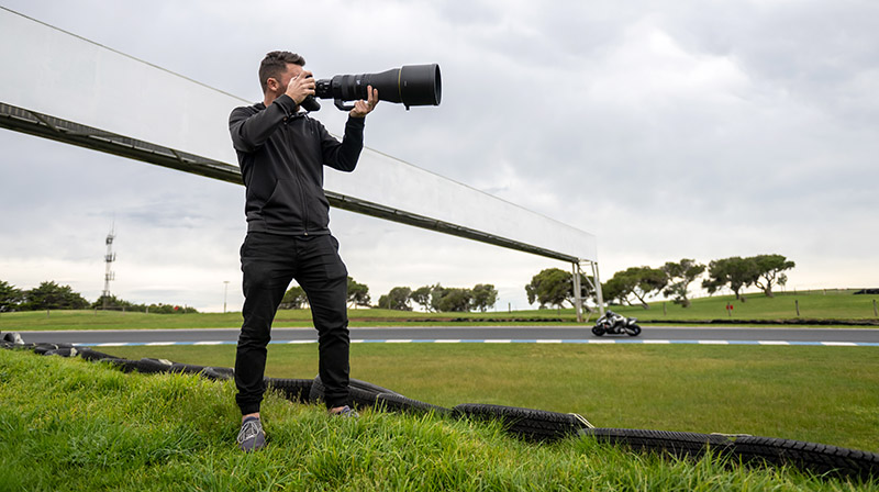 Fotograf z obiektywem Nikkor Z 600mm f4 TC VR S